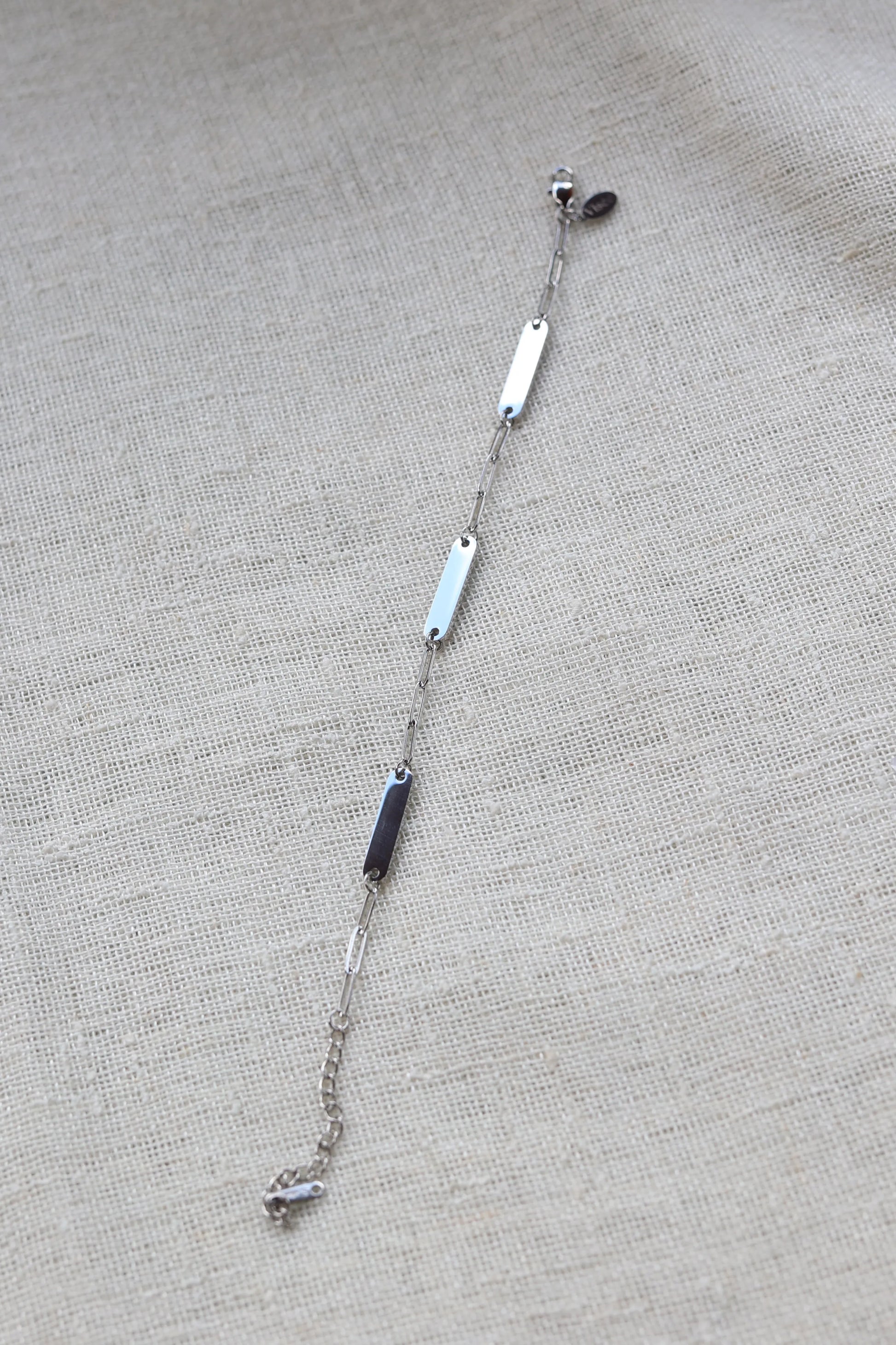 Bracelet personnalisable à plaques en acier inoxydable argenté ELZEE, gravure élégante et discrète, bijou cadeau unique