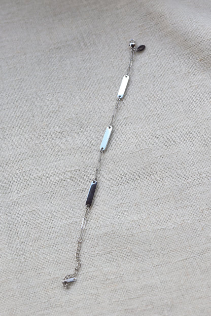 Bracelet personnalisable à plaques en acier inoxydable argenté ELZEE, gravure élégante et discrète, bijou cadeau unique