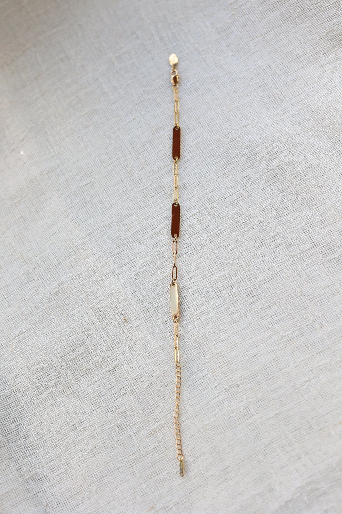 Bracelet personnalisable à plaques en acier inoxydable doré ELZEE, gravure élégante et discrète, bijou cadeau unique
