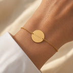 Bracelet médaille ronde gravée 2 faces — Aimé Visée Bijoux, portée au poignet, personnalisé avec le prénom Nathalie