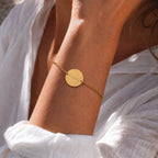 Bracelet médaille ronde gravée 2 faces — Aimé Visée Bijoux, portée au poignet, personnalisé avec le prénom Nathalie