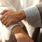 Bracelets Mon choix doré, bijoux personnalisables en acier inoxydable avec médaillon gravé "Famille" et "Forever" et pierres de naissance, portés au poignet.