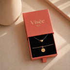 Coffret Signature – Bracelet personnalisé gravé avec le prénom Marie et sa couleur de naissance rose  & collier cœur Visée Bijoux, dans son écrin cadeau