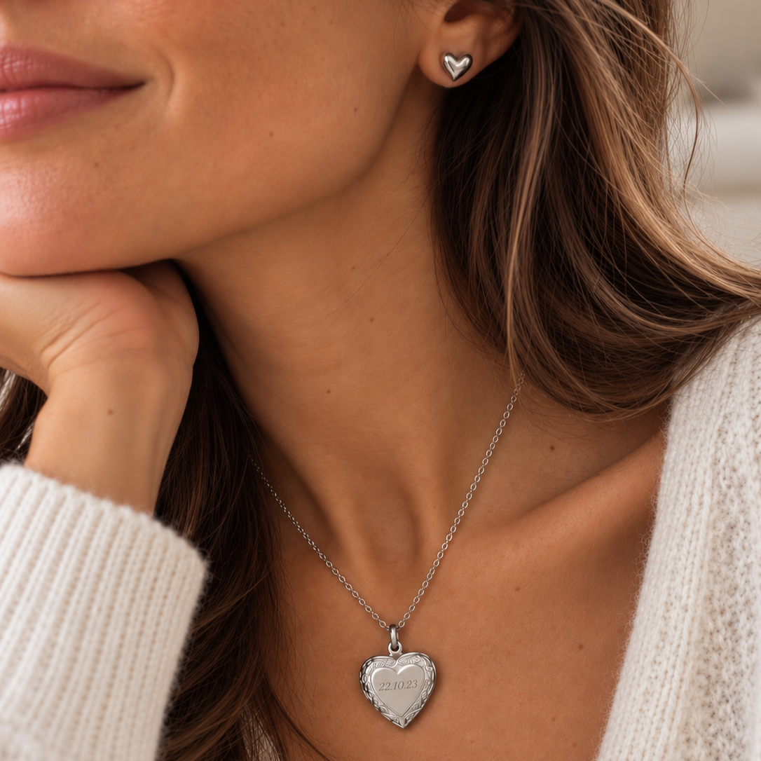 Collier médaillon cœur argenté gravé d'une date et boucle d'oreille cœur assortie, portés, Coffret Précieux Visée

