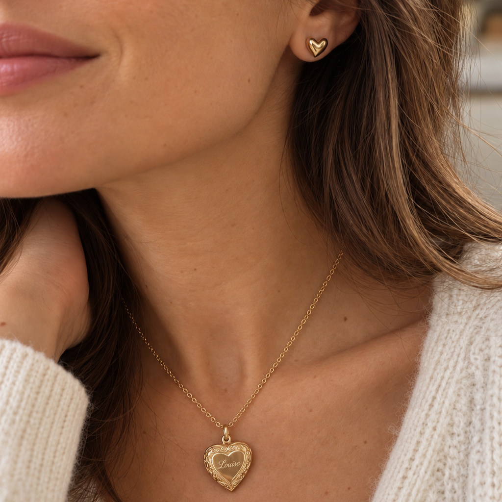 Collier médaillon cœur doré gravé d'un prénom et boucle d'oreille cœur assortie, portés, Coffret Précieux Visée