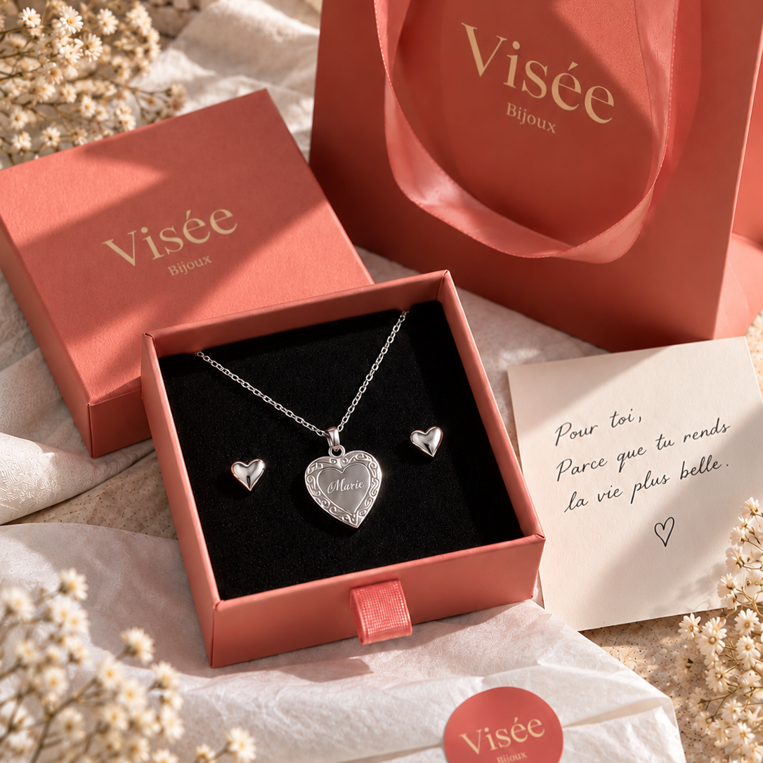 Coffret Précieux Visée argenté : collier médaillon cœur gravé d'un prénom avec votre photo à l'intérieur, et boucles d'oreilles cœur assorties dans leur écrin cadeau
