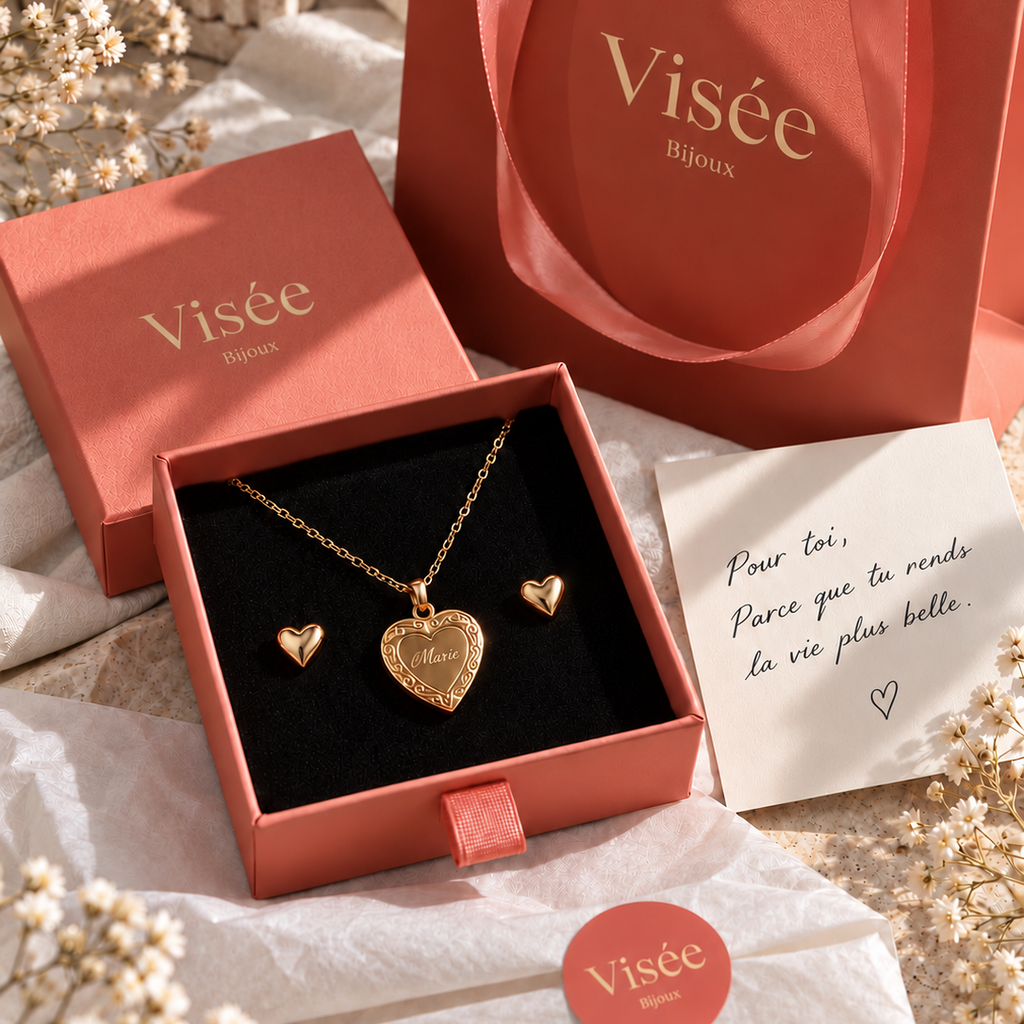 Coffret Précieux Visée doré : collier médaillon cœur gravé d'un prénom avec votre photo à l'intérieur, et boucles d'oreilles cœur assorties dans leur écrin cadeau