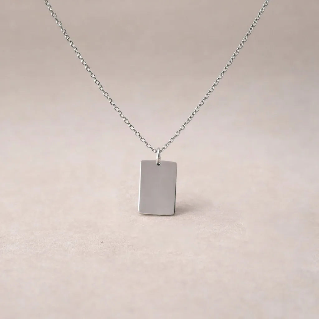 Collier Trace Visée coloris argent acier inoxydable plaque rectangulaire