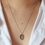Collier "Tendresse", pendentif ovale personnalisable en acier inoxydable argenté, porté autour du cou.