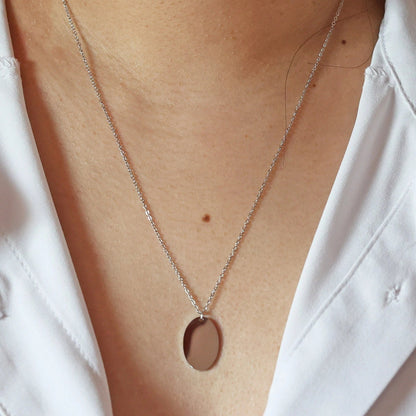 Collier "Tendresse", pendentif ovale personnalisable en acier inoxydable argenté, porté autour du cou.
