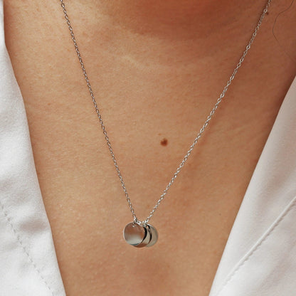Collier "Inspiration" en acier inoxydable argenté, composé de trois médaillons personnalisables, porté autour du cou.