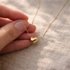 Pendentif cœur bombé doré Visée gros plan brillance