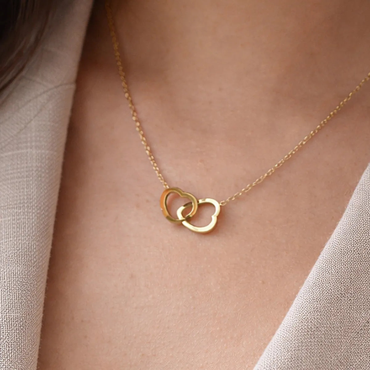 Collier coeurs entrelacés - Toi et Moi Visée Bijoux, portée sur mannequin