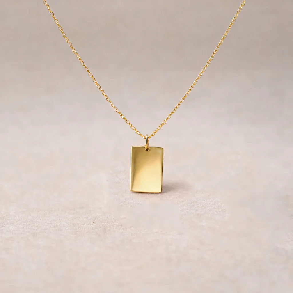 Collier Trace Visée plaque rectangulaire acier inoxydable doré sur fond clair