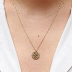 Collier Renaissance doré, médaille ronde martelée à graver, porté autour du cou. 