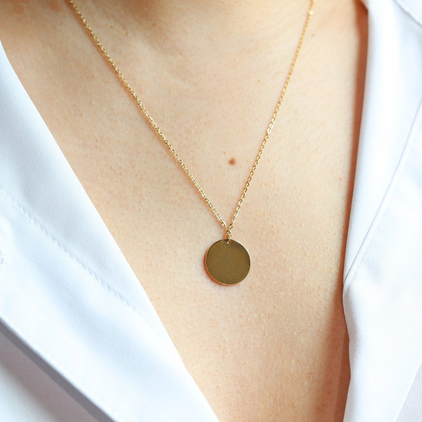 Collier Renaissance doré, médaille ronde martelée à graver, porté autour du cou. 