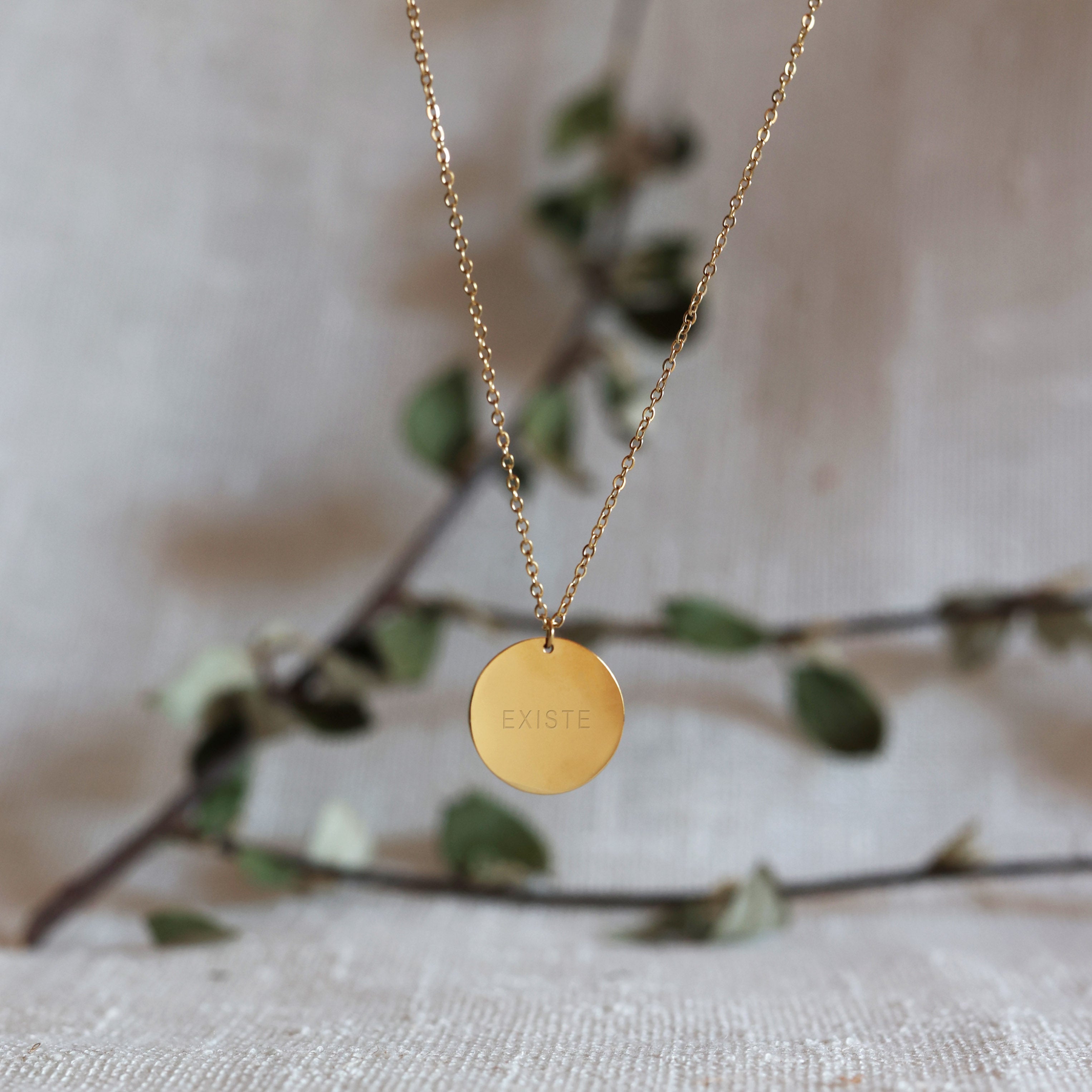 Collier Renaissance doré, médaille ronde martelée à graver vue de dos, suspendue sur une branche de feuilles, gravé EXISTE