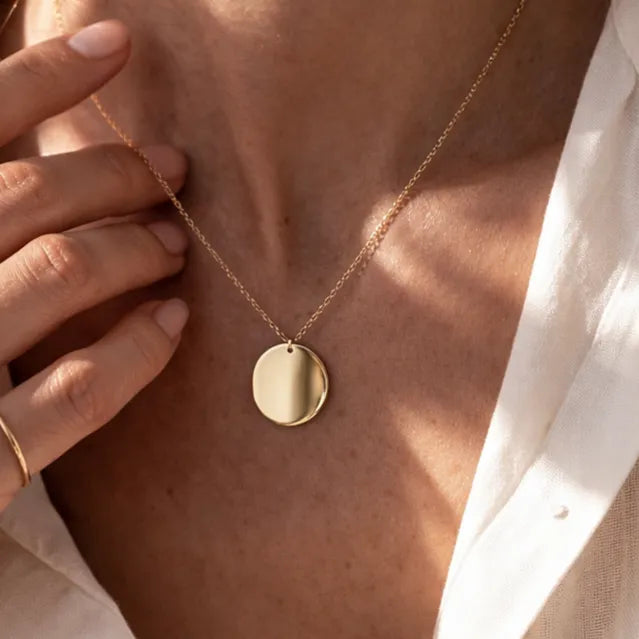 Collier médaille ronde personnalisable 2 faces en dorée, portée sur une mannequin— Reflet Visée Bijoux