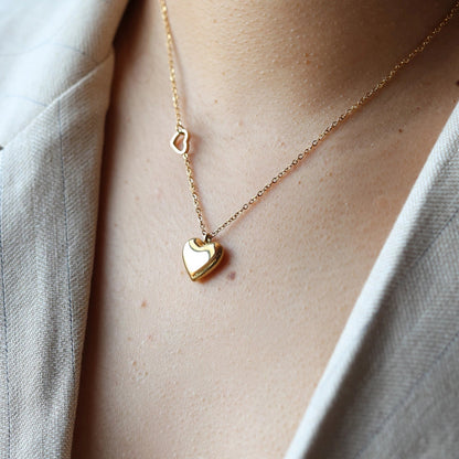 Collier "Ma vie" en acier doré porté autour du cou, avec pendentif cœur personnalisable et second petit coeur sur la chaîne.