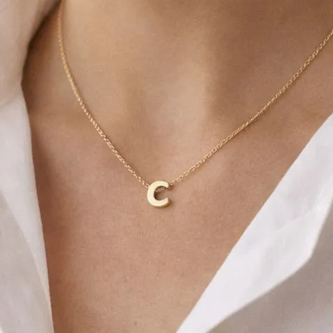 Collier initiale C en acier inoxydable dorée, portée sur mannequin, minimaliste et chic