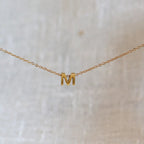 Collier lettre initiale doré - L’instant Visée Bijoux