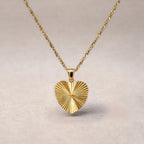 Collier Ardeur en acier doré - vue zoom sur pendentif cœur strié personnalisable au dos et chaîne torsadée.