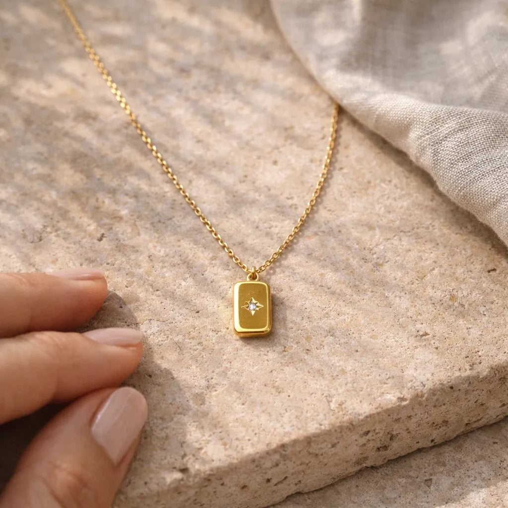 Collier doré Visée vue de biais pendentif rectangle lumière naturelle