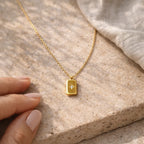 Collier doré Visée vue de biais pendentif rectangle lumière naturelle