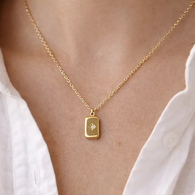 Collier Visée acier inoxydable doré pendentif rectangle Horizon porté