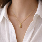 Collier Visée acier inoxydable doré pendentif rectangle Horizon porté