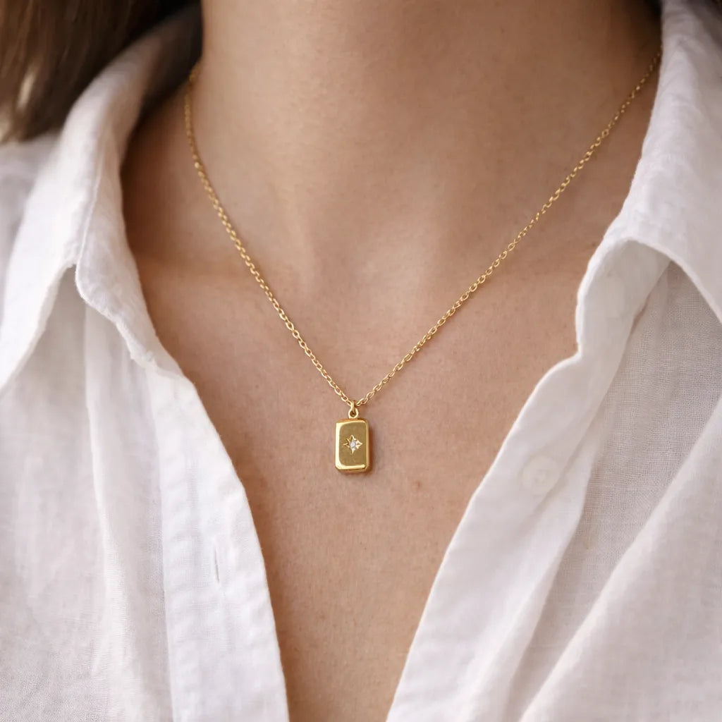 Collier Visée acier inoxydable doré pendentif rectangle Horizon porté