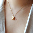 Collier "Ma voie" porté au cou, avec pendentif rectangulaire en acier doré personnalisé.