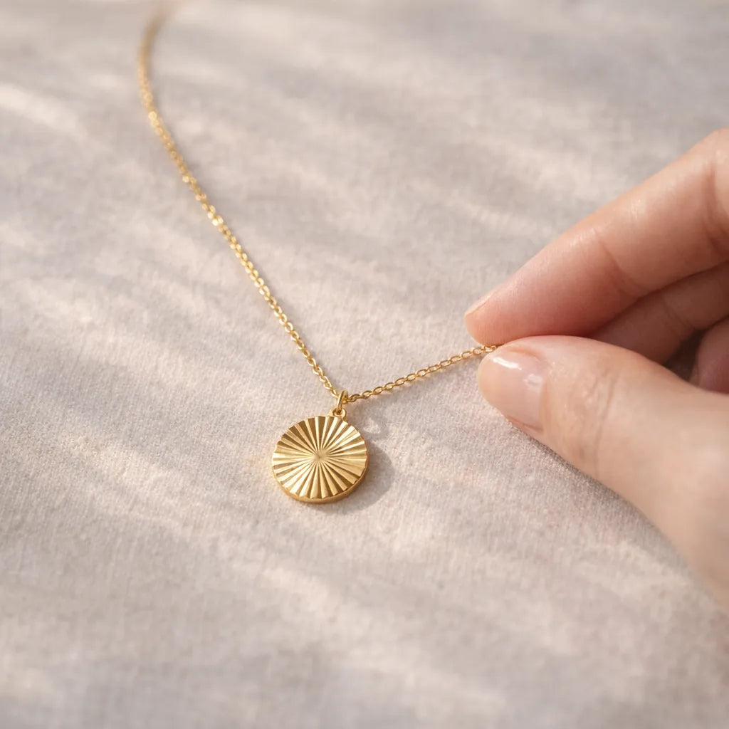 Collier médaille solaire personnalisable — Énergie Visée Bijoux
