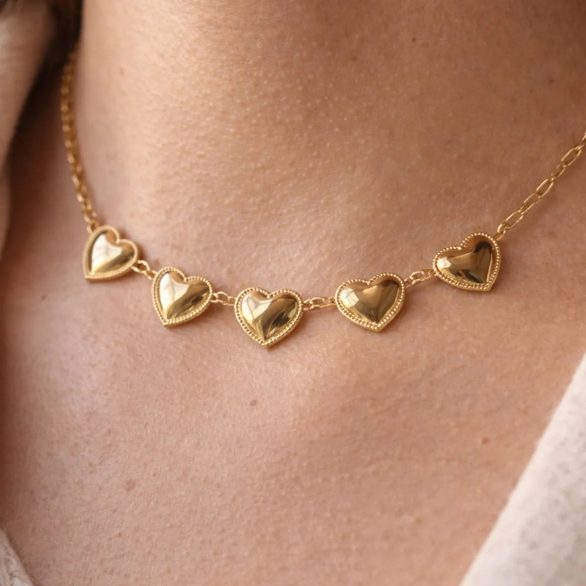 Collier cœurs en acier inoxydable Cascade Visée Bijoux, portée