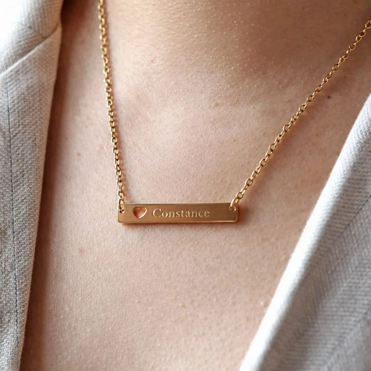 Collier personnalisable cœur doré, gravé au nom de Constance, portée sur mannequin– Douceur Visée Bijoux