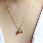Collier "Mon identité" en acier doré, avec signe du zodiaque et pierre de couleur, porté autour du cou.