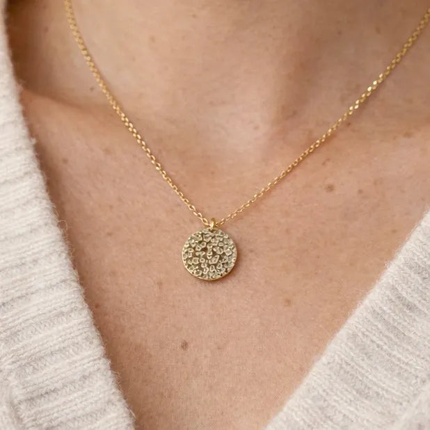 Collier Renaissance doré, médaille ronde martelée à graver, porté autour du cou. 