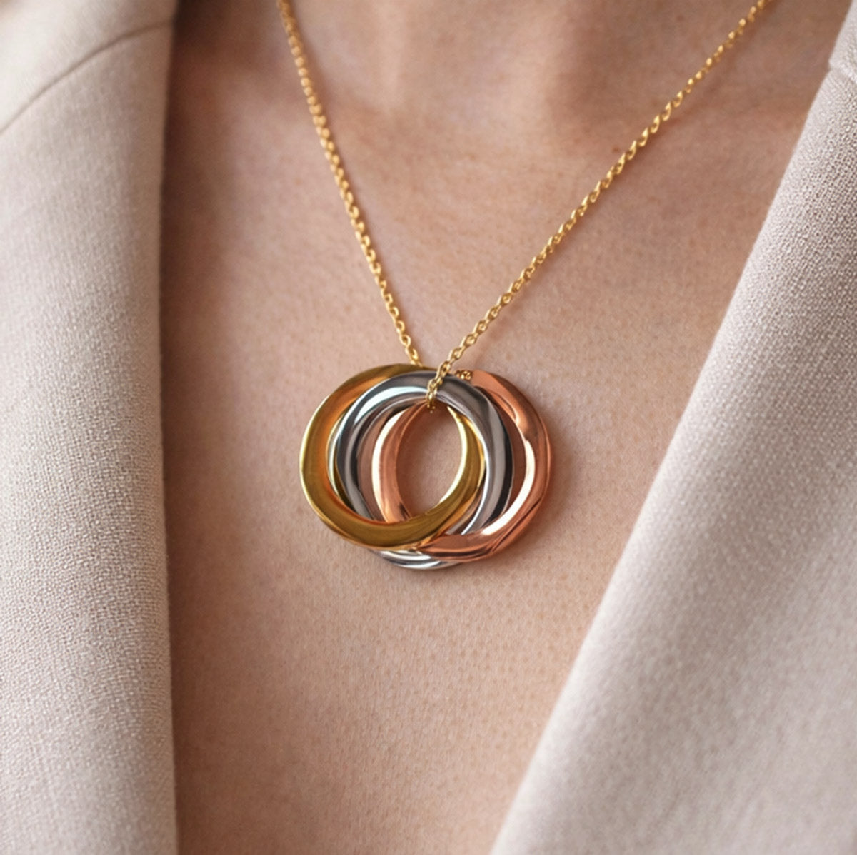 Collier 3 cercles entrelacés doré, argenté, doré rose–Ensemble, portée sur mannequin