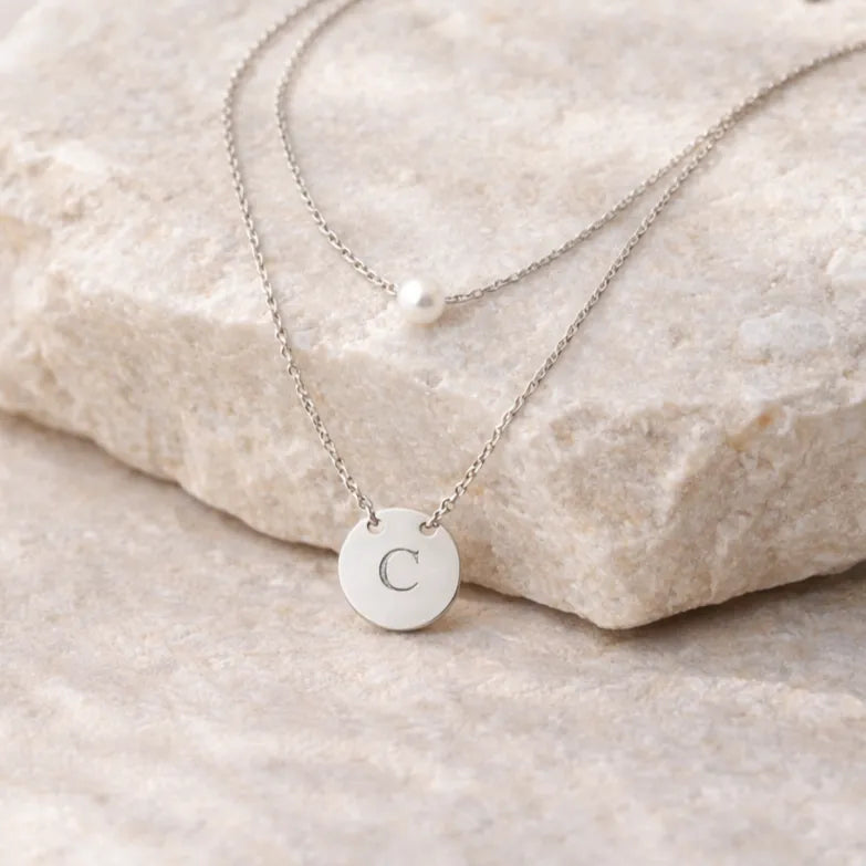 Collier double chaîne perle et médaille personnalisable – Complice Visée Bijoux