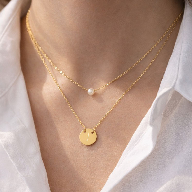 Collier personnalisé double chaîne perle et médaille gravée — Complice Visée Bijoux