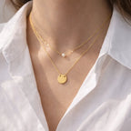 Collier Visée Complice double chaîne perle et médaille acier inoxydable doré porté