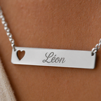 Collier personnalisable cœur argenté, gravé vue macro au nom de Léon Douceur Visée Bijoux
