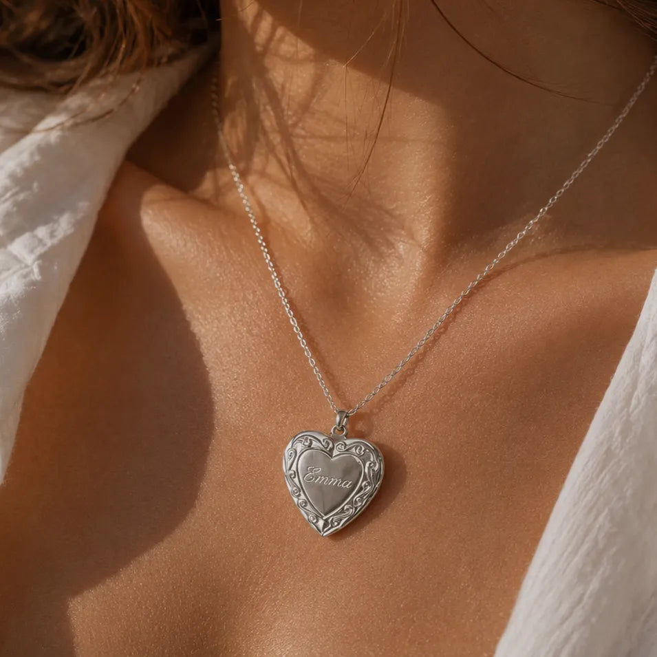 Collier médaillon photo cœur personnalisé .Médaillon cœur ouvrant en acier argenté, gravure prénom sur la façade et photo souvenir cachée à l'intérieur. Collier Précieux porté