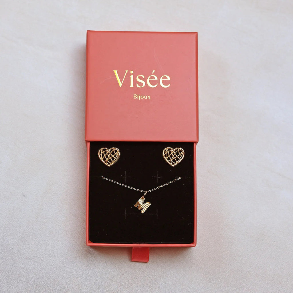 Coffret cadeau  Évidence – Collier initiale & boucles cœur dans son coffret prêt à offrir.