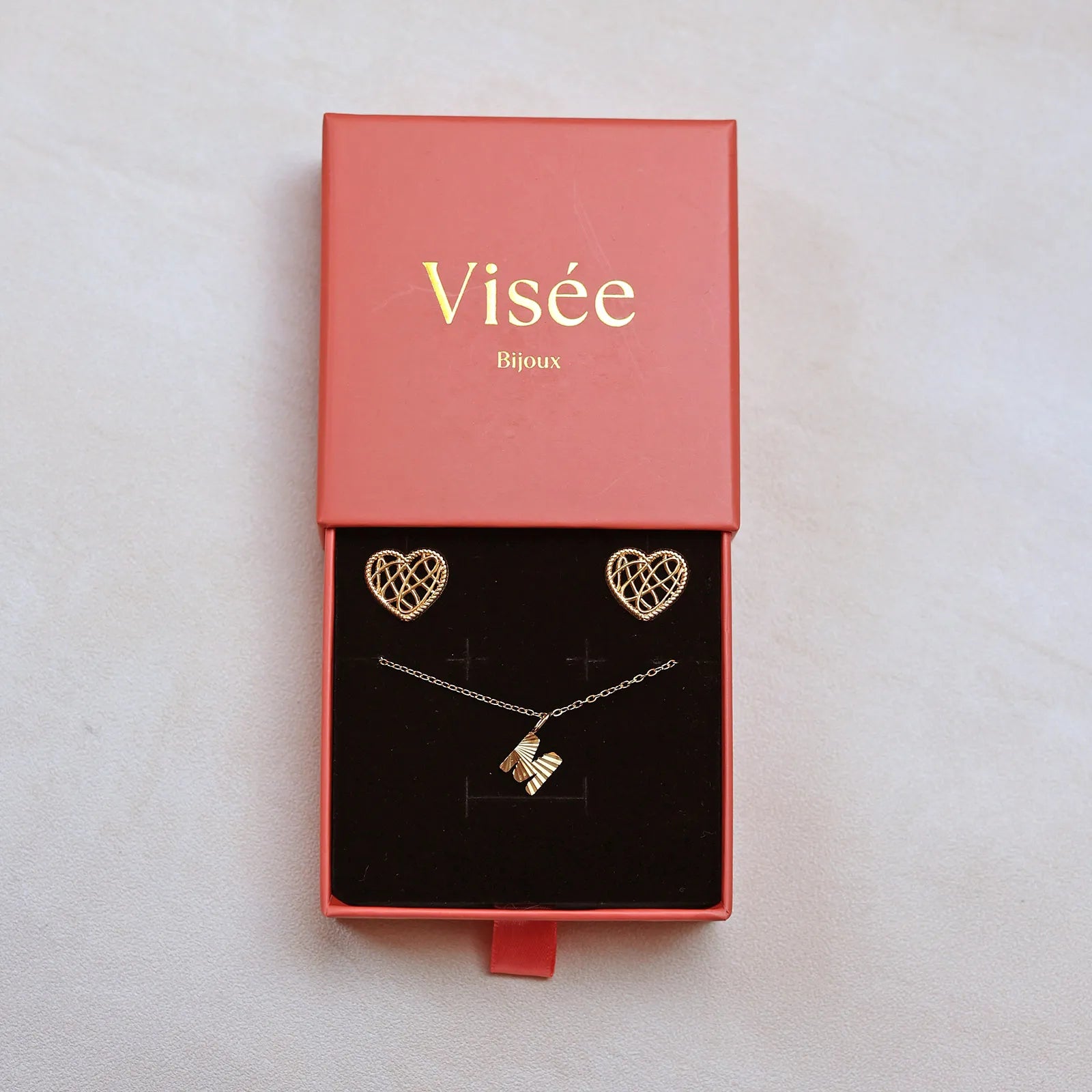 Coffret cadeau  Évidence – Collier initiale & boucles cœur dans son coffret prêt à offrir.