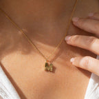 Collier initiale striée dorée — Grâce Visée Bijoux