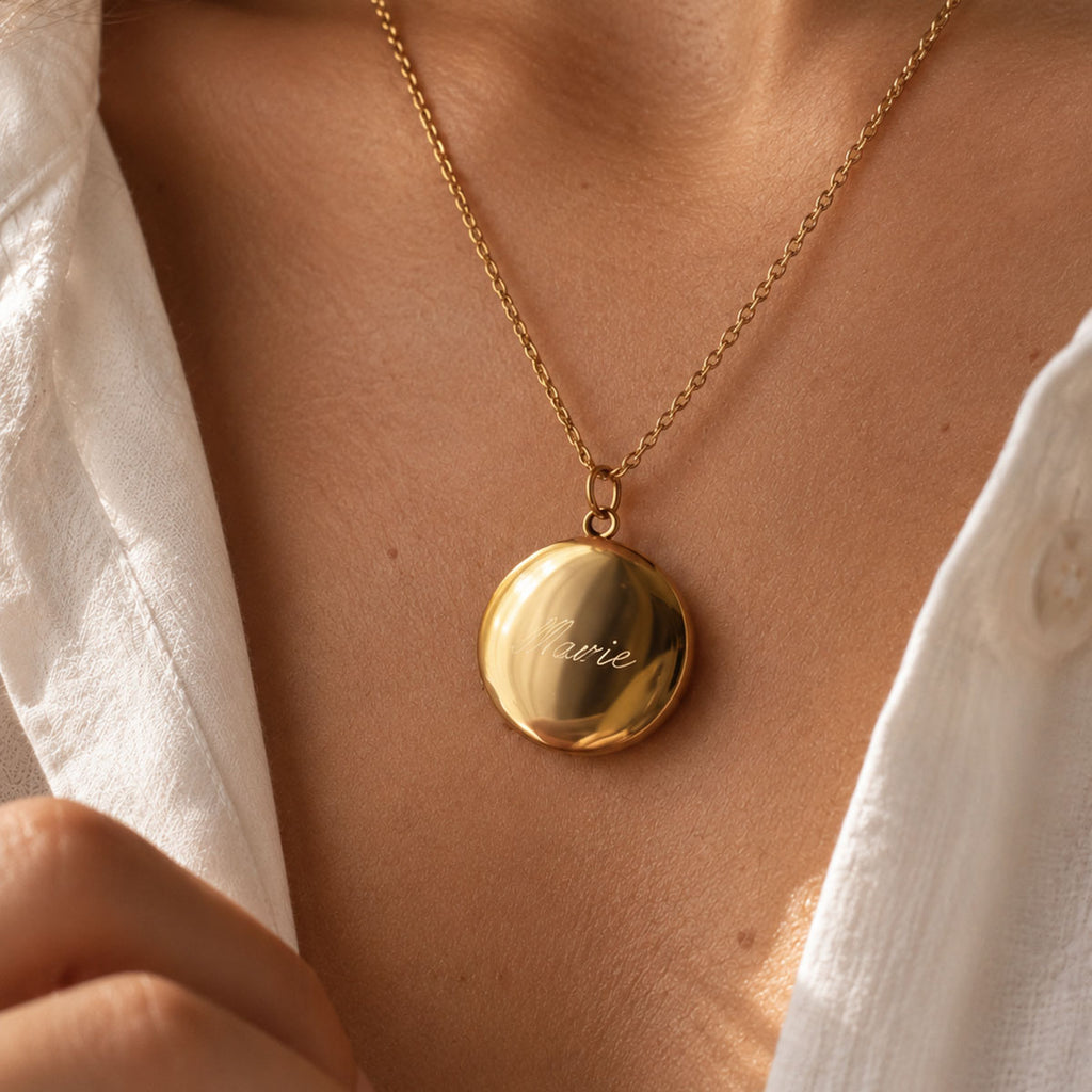 Collier médaillon photo rond doré minimaliste porté au cou  gravé du prénom Marie  à la pointe de diamant