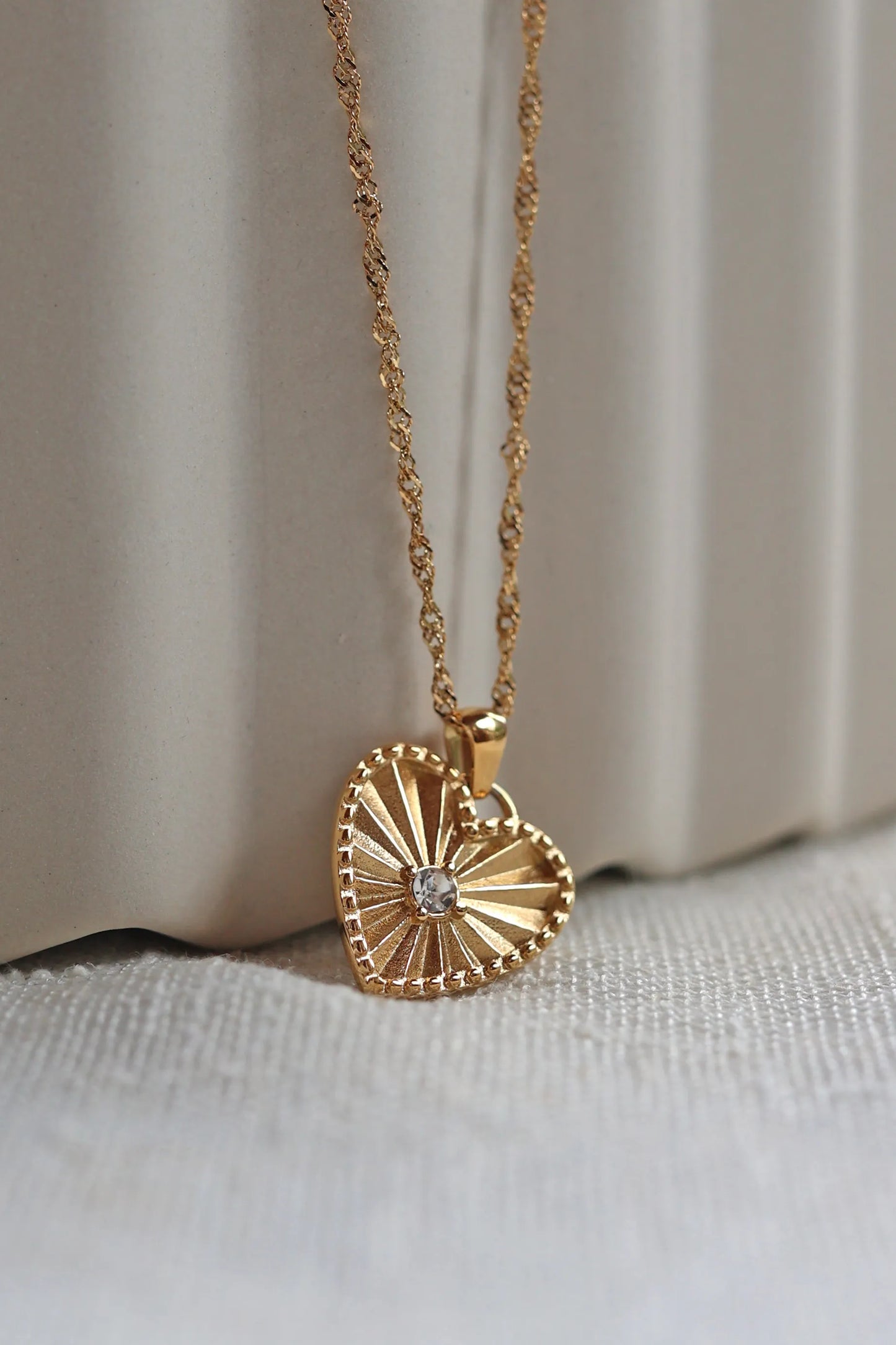 Collier pendentif cœur doré avec brillant et gravure personnalisable Judith en acier inoxydable hypoallergénique.