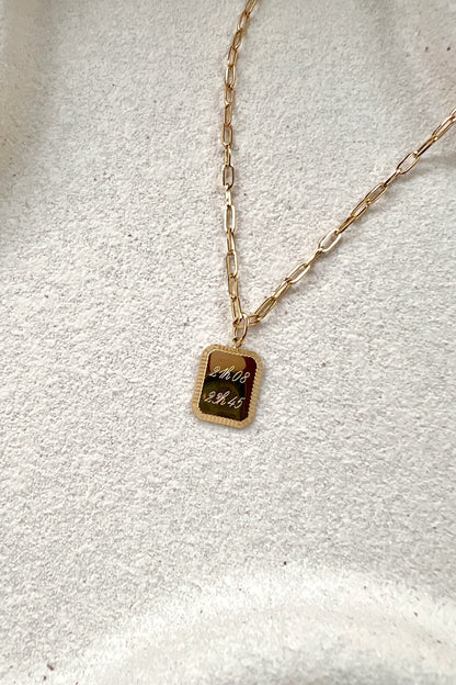 Collier médaille rectangulaire doré en acier inoxydable personnalisable, modèle JUSTINE, gravure élégante et discrète, bijou cadeau unique.