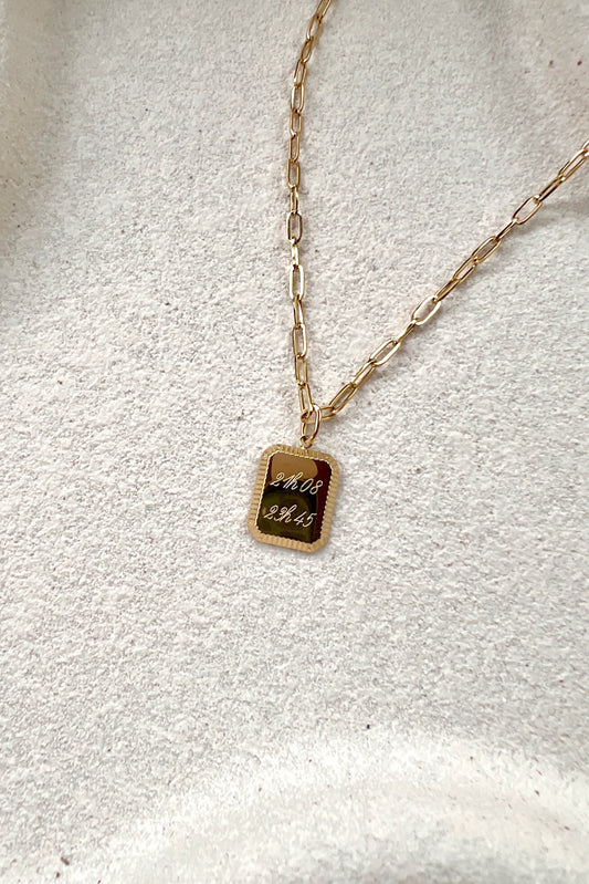 Collier médaille rectangulaire doré en acier inoxydable personnalisable, modèle JUSTINE, gravure élégante et discrète, bijou cadeau unique.